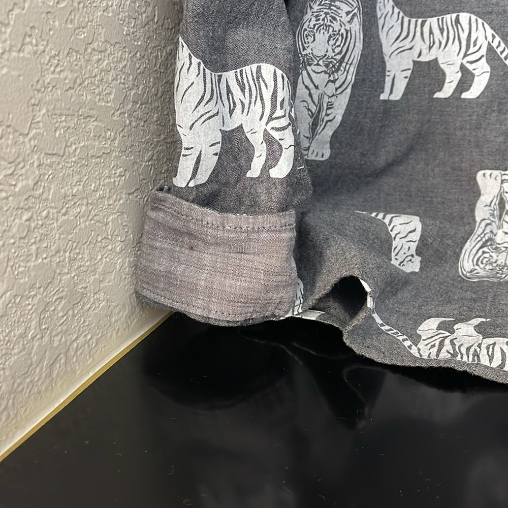 Gray and white tiger shirt size 6/7 - Picture 3 of 4